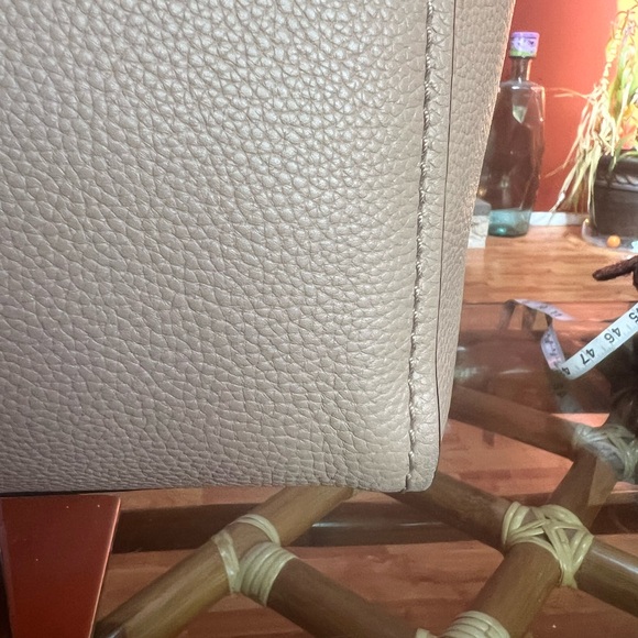 Tori Burch Carson Tote Taupe Pebbled Leather   Like New - Picture 8 of 8